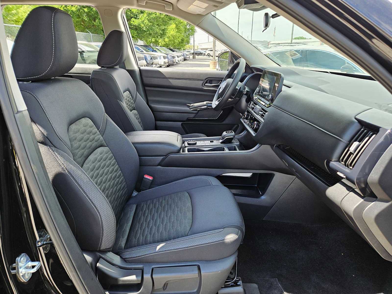 Used 2025 Nissan Pathfinder S image 19