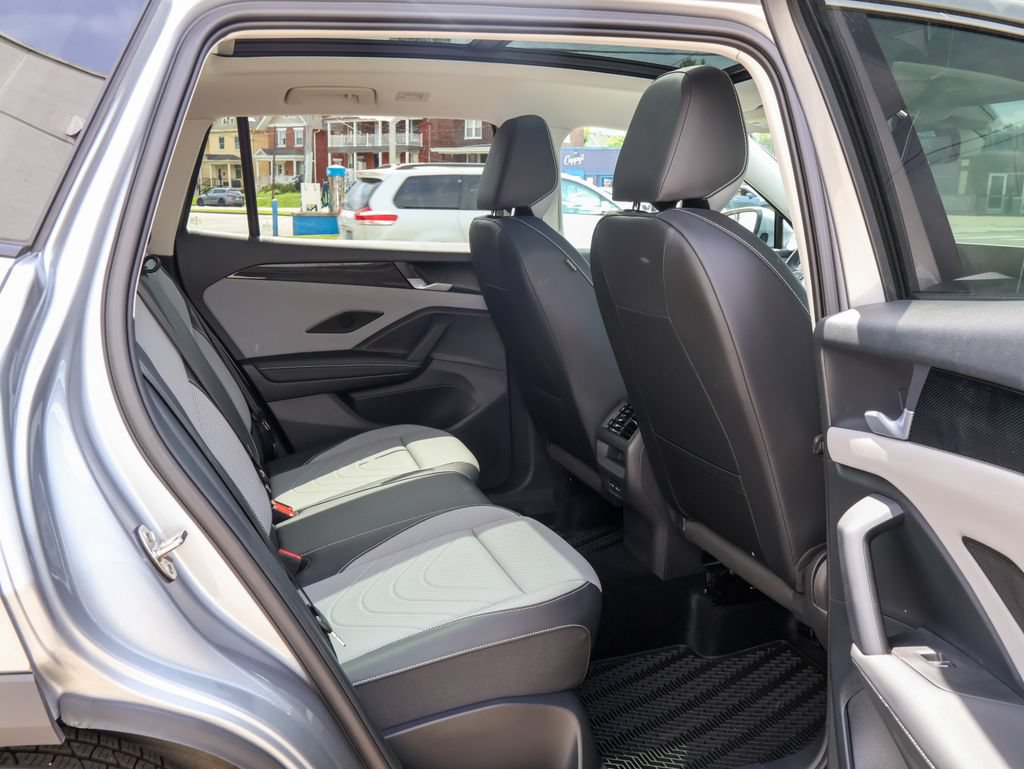 Certified 2025 Volkswagen Tiguan SE w/ Panoramic Sunroof Package AWD/4WD image 31