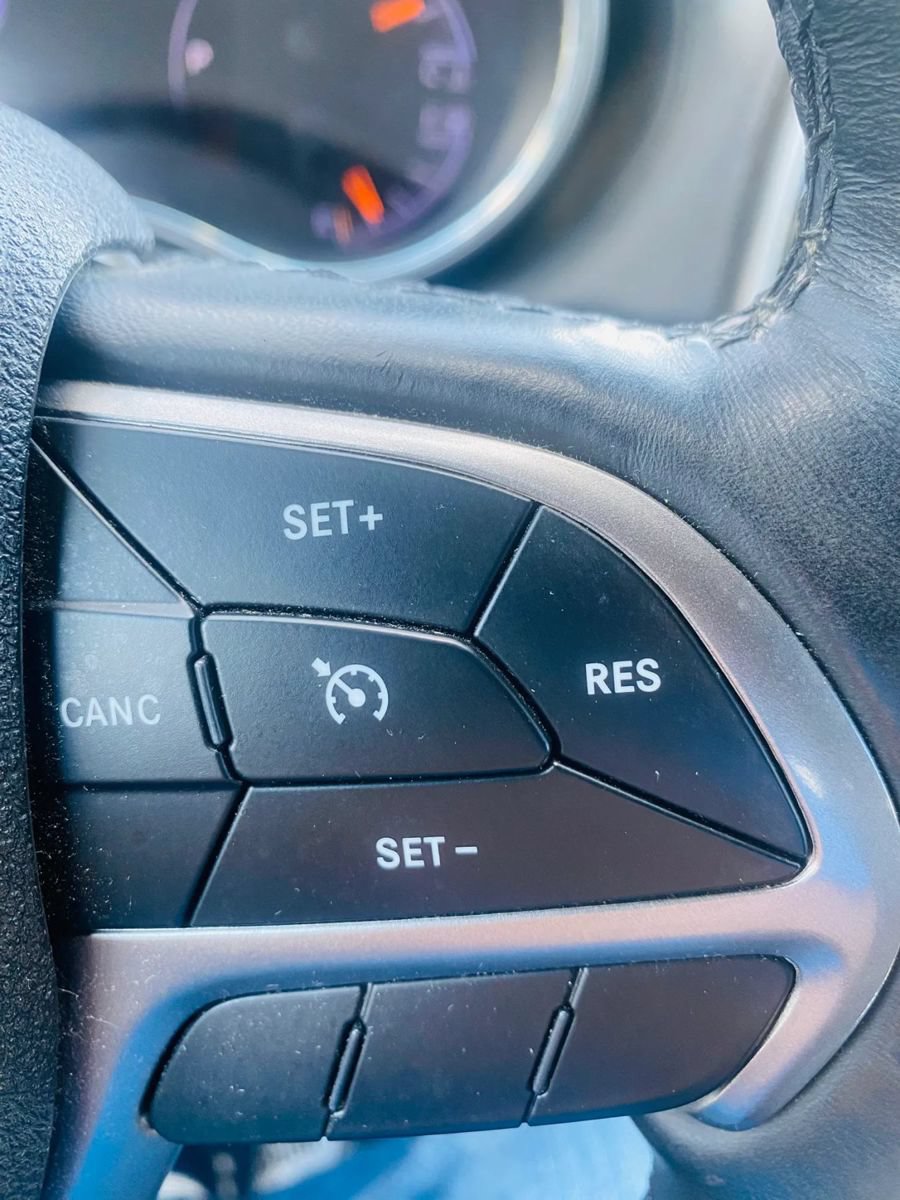 Used 2018 Jeep Grand Cherokee Overland AWD/4WD image 11