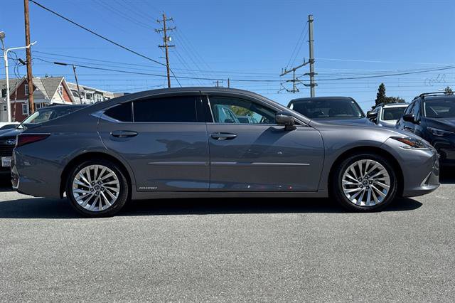 Used 2021 Lexus ES 300h w/ Accessory Package FWD image 2