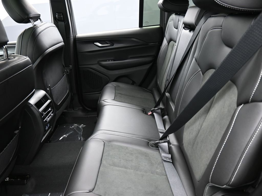 New 2025 Jeep Grand Cherokee Altitude image 13