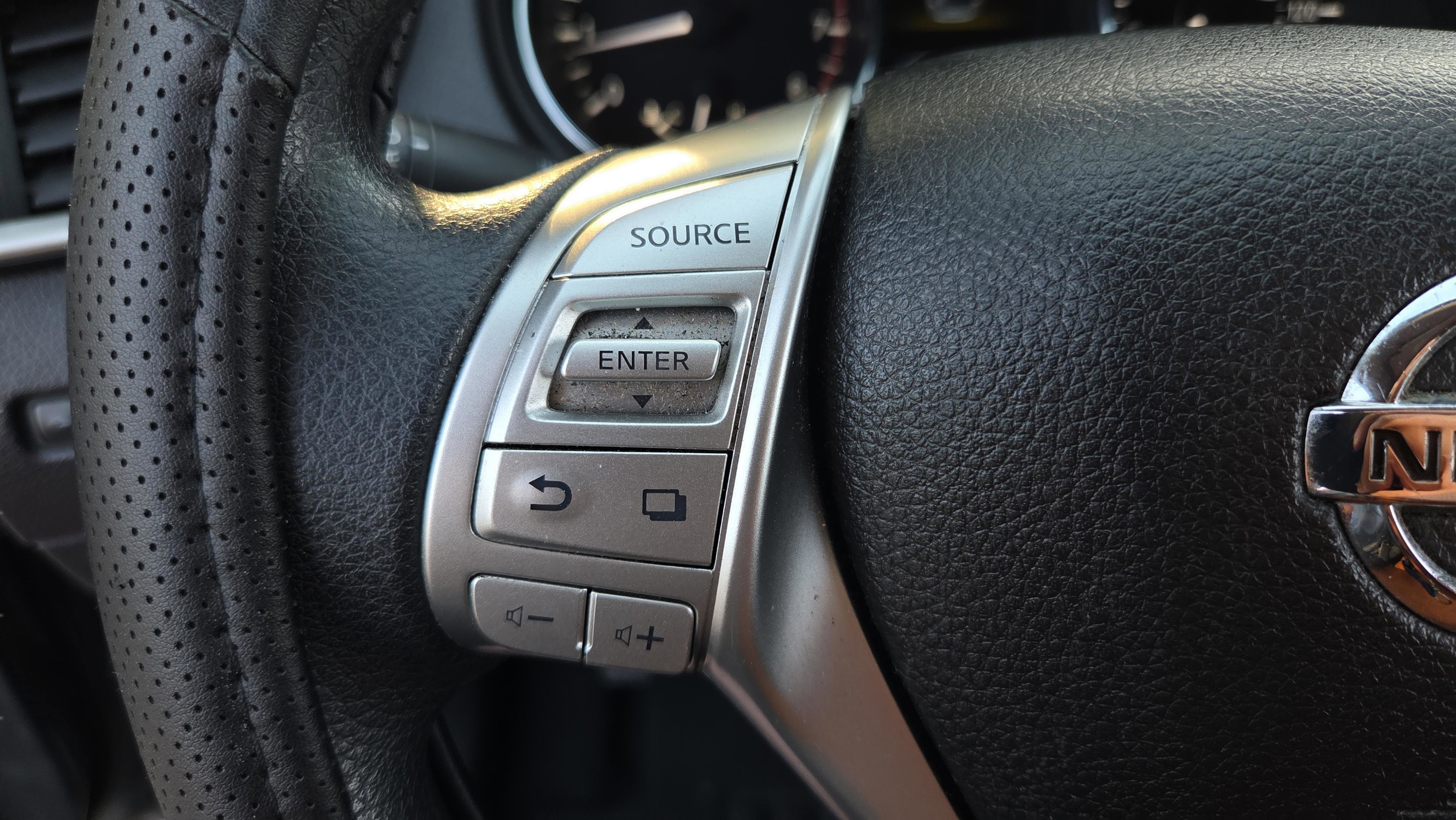 Used 2015 Nissan Rogue SV image 29