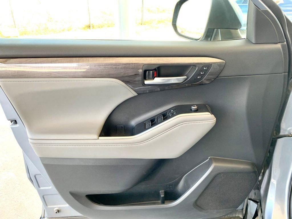 Used 2022 Toyota Highlander Platinum image 12