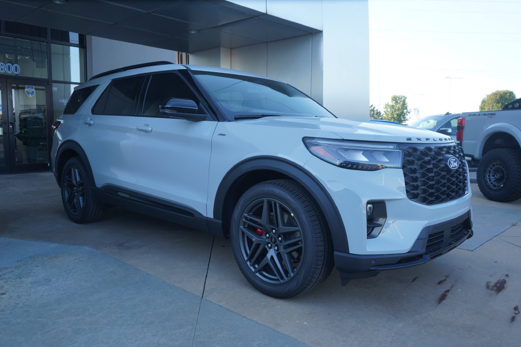 New 2027 Ford Explorer ST-Line w/ Premium Package RWD image 3