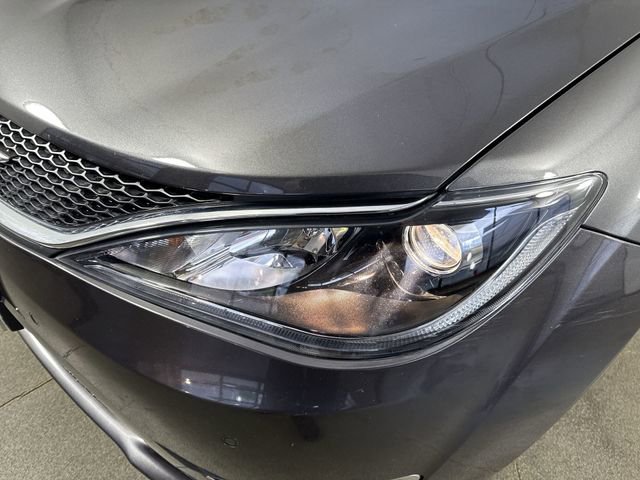 Used 2020 Chrysler Pacifica Limited w/ Advanced Safetytec Group FWD image 29