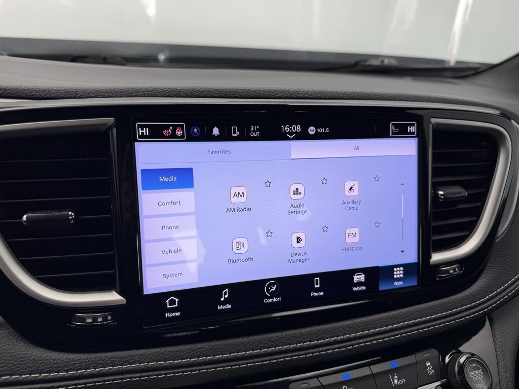 Used 2023 Chrysler Pacifica Touring image 30