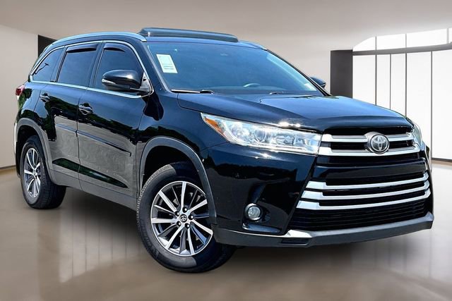 Used 2019 Toyota Highlander XLE FWD image 3