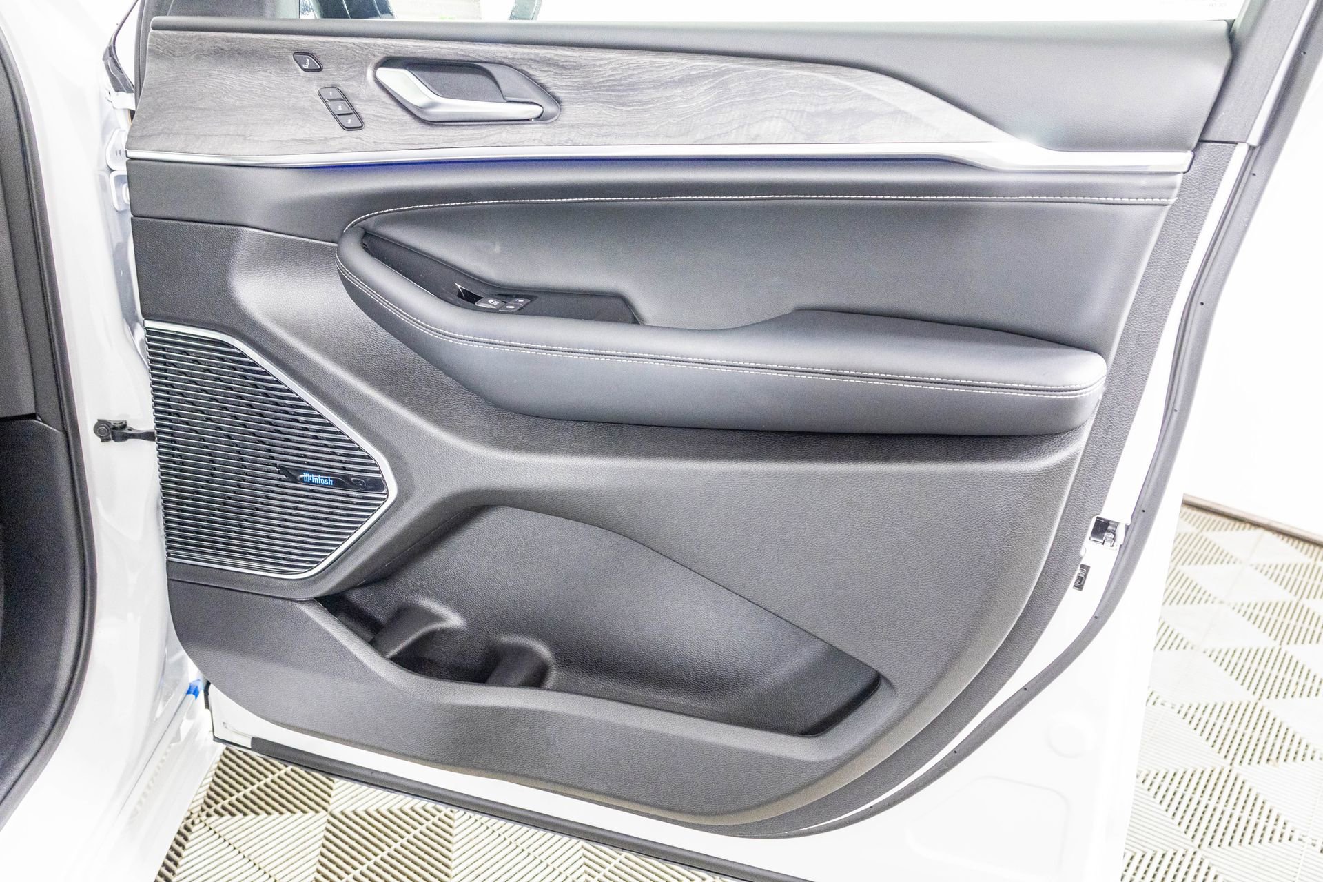 Used 2023 Jeep Grand Cherokee Overland w/ Adv Protech Group III image 44