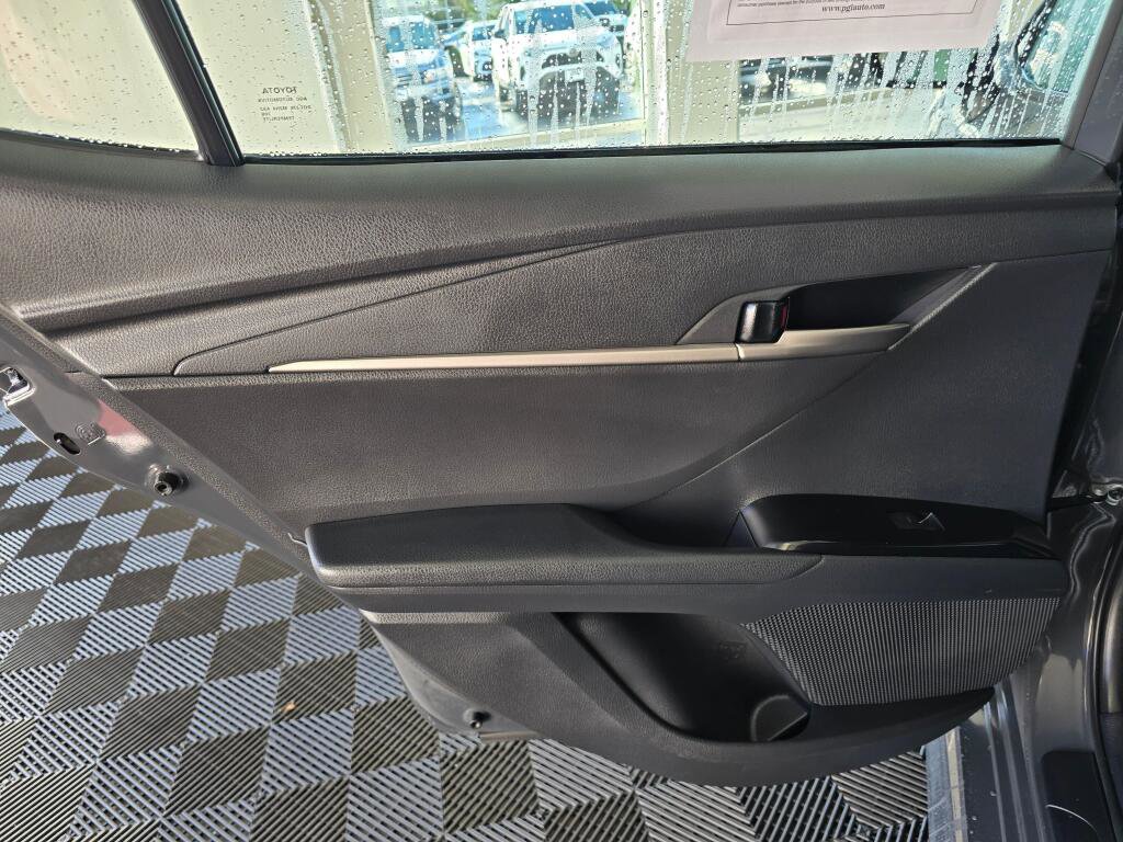 Used 2025 Toyota Camry SE image 37