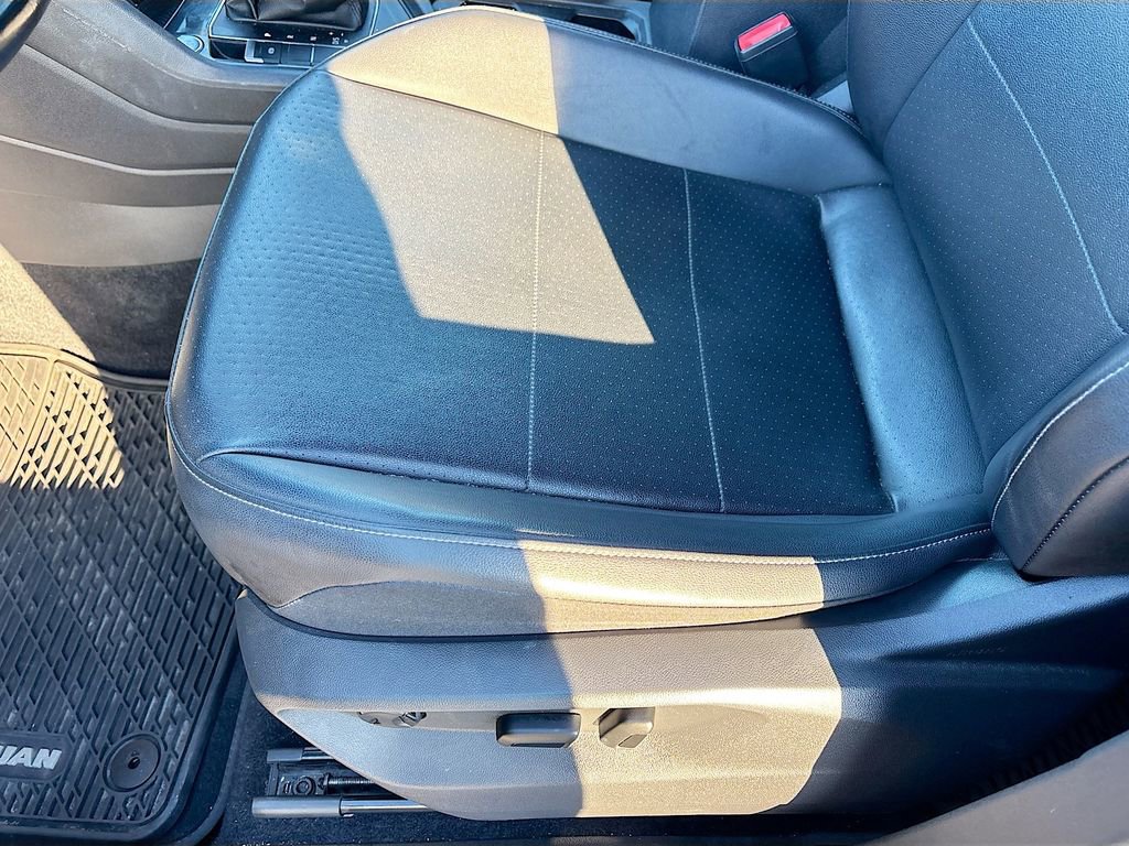 Used 2018 Volkswagen Tiguan SE w/ Front Fog Lights Package image 18