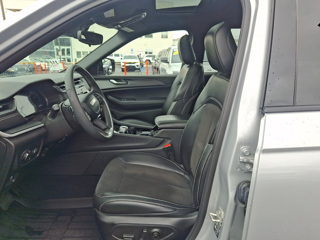 Used 2023 Jeep Grand Cherokee L Laredo AWD/4WD image 27