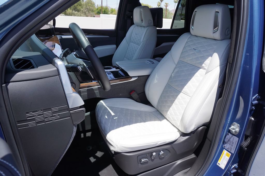 Certified 2026 Cadillac Escalade Platinum Sport w/ LPO, ONYX Package AWD/4WD image 15