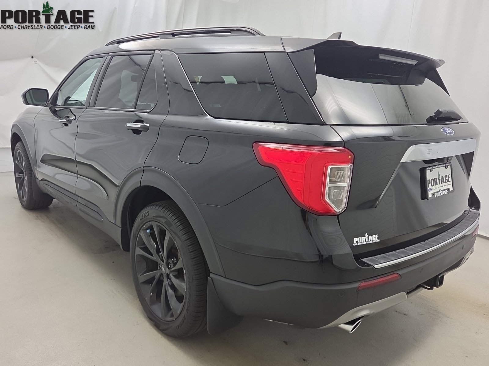 Used 2022 Ford Explorer Platinum w/ Class IV Trailer Tow Package AWD/4WD image 5