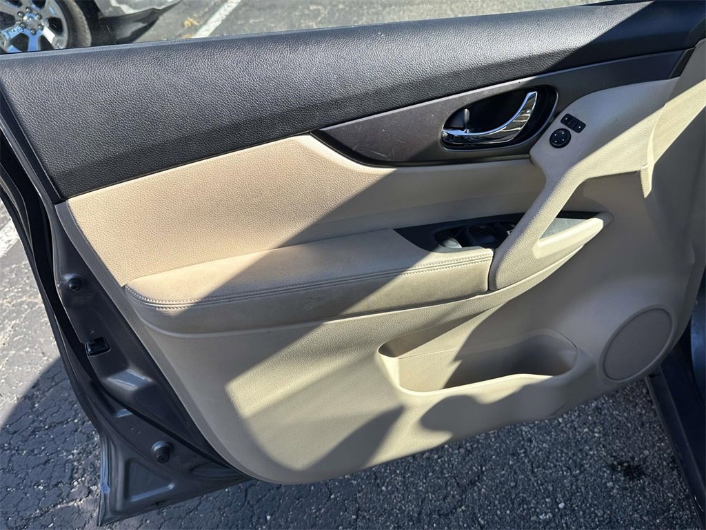 Used 2016 Nissan Rogue SV image 15