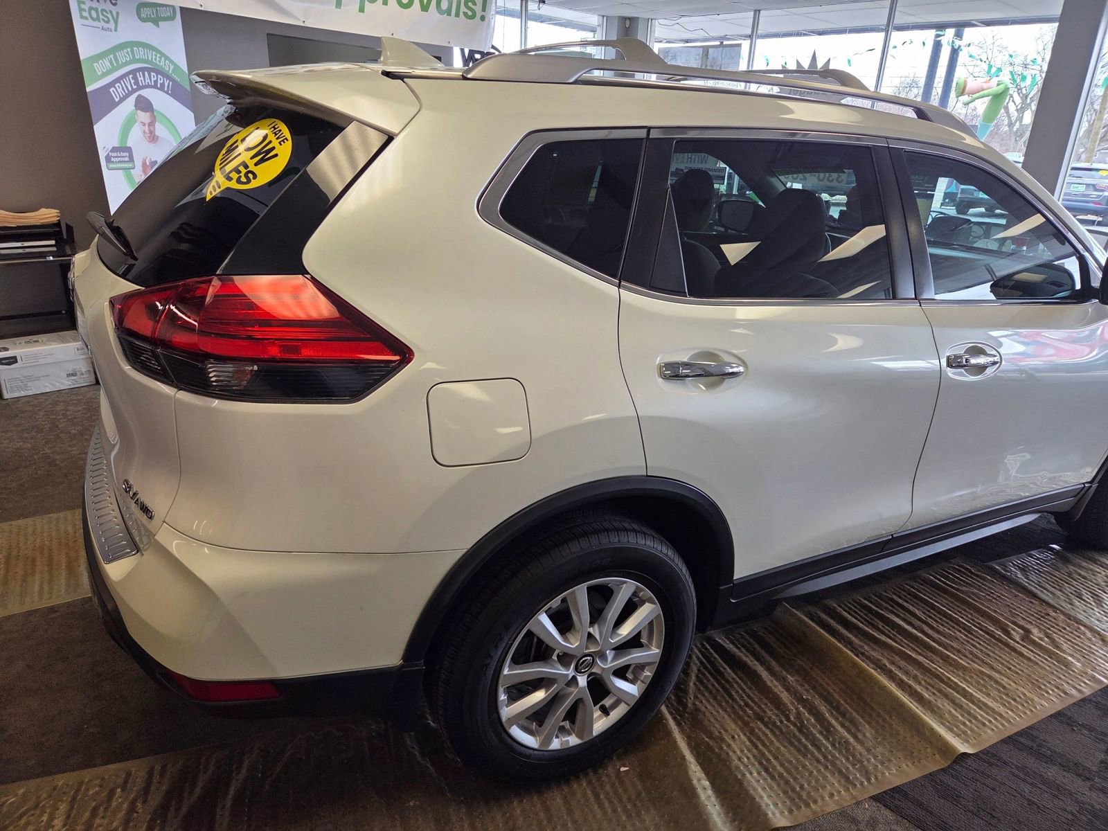 Used 2017 Nissan Rogue SV w/ SV Premium Package image 14