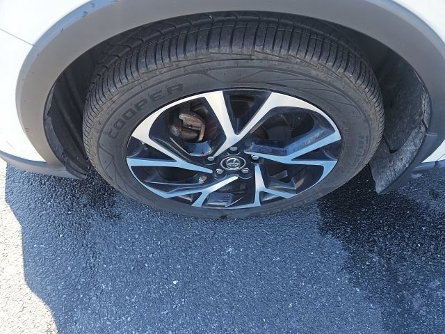 Used 2019 Toyota C-HR XLE FWD image 12