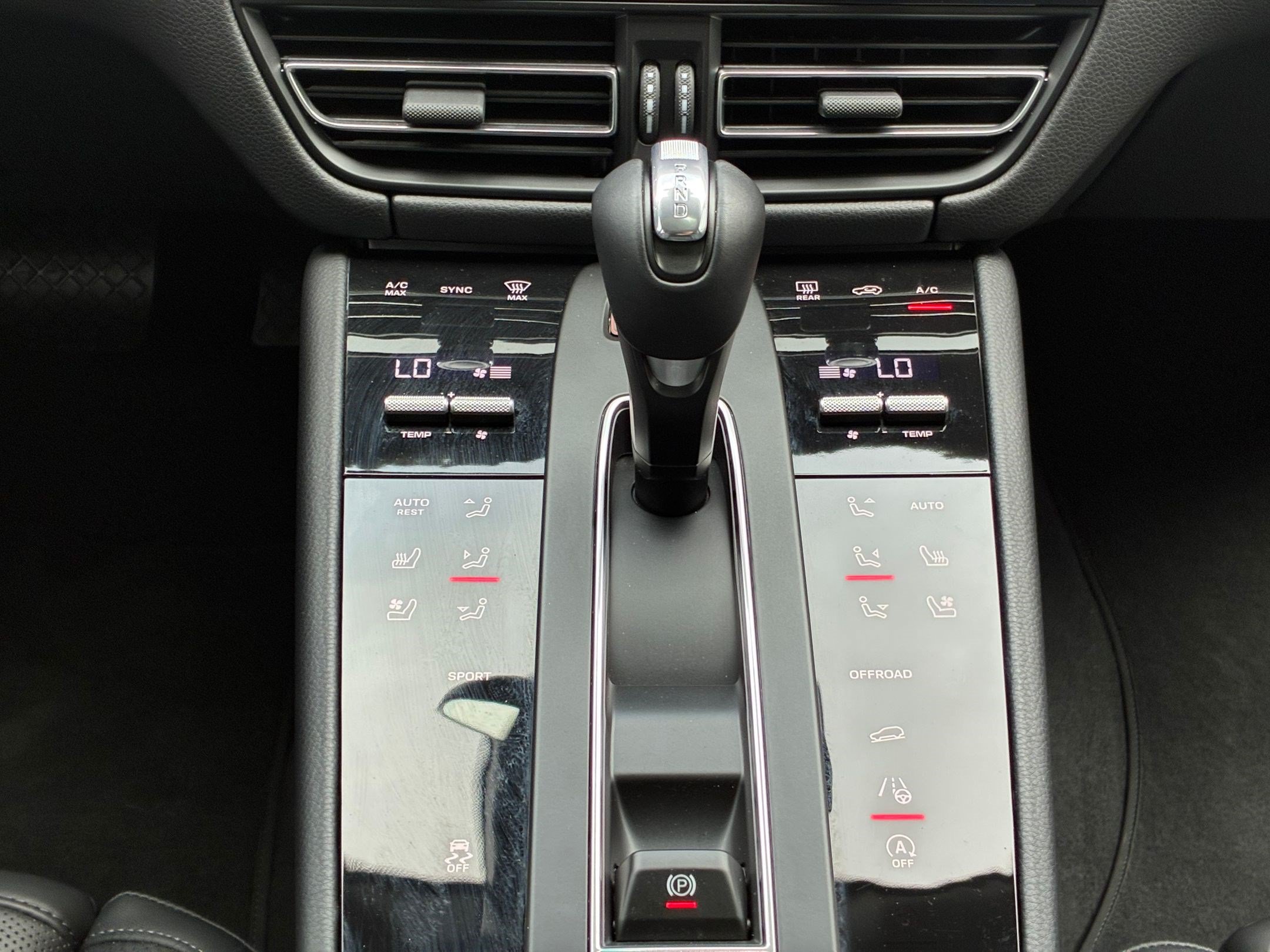 Used 2025 Porsche Macan AWD/4WD image 25
