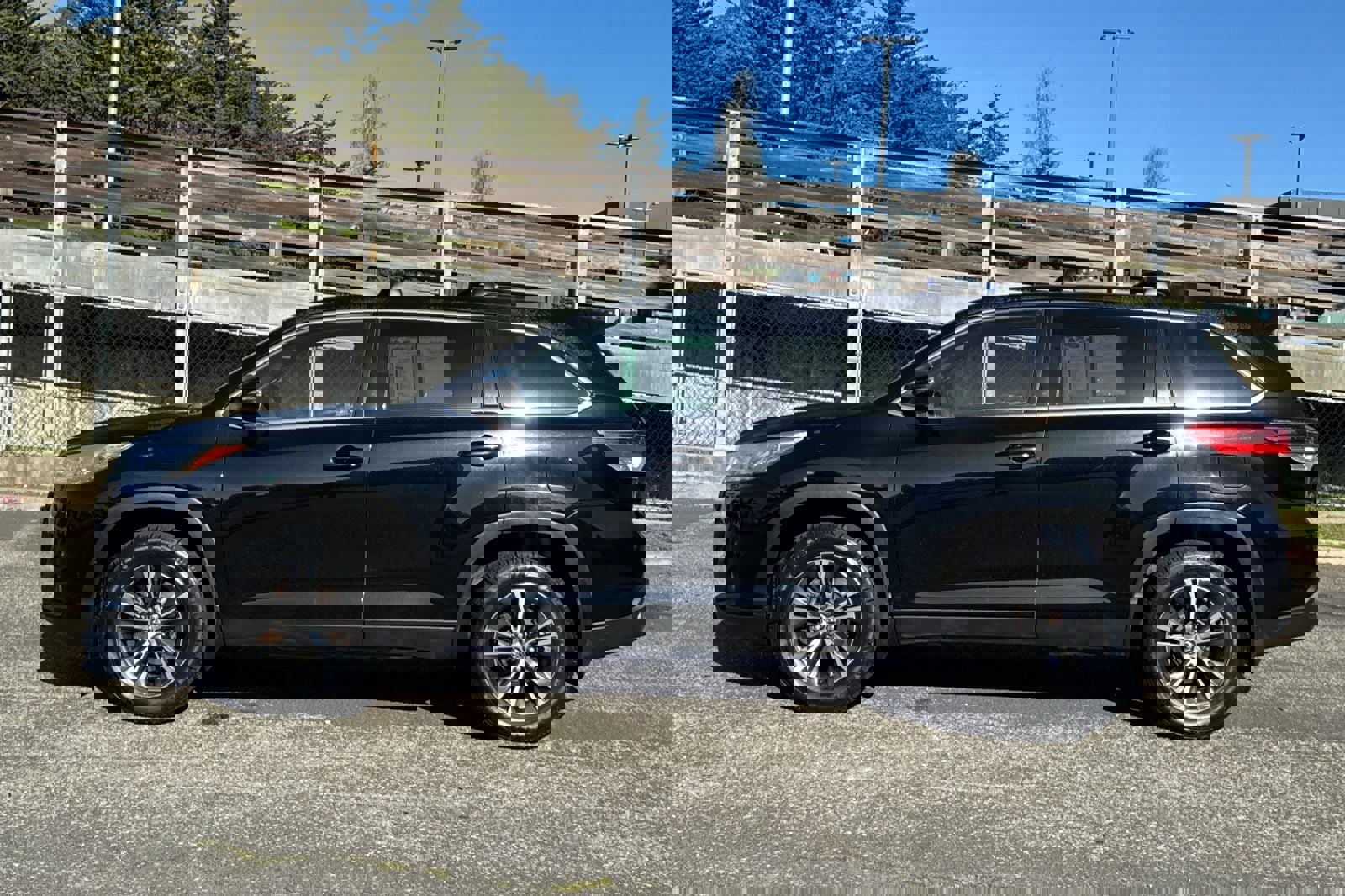 Used 2019 Toyota Highlander LE w/ Carpet Mat Package (TMS) image 8