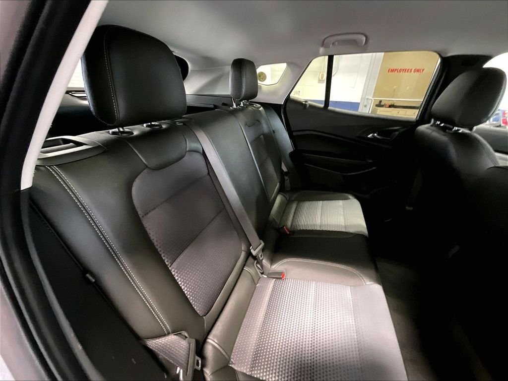 Used 2025 Chevrolet Trax LT w/ LT Convenience Package FWD image 16