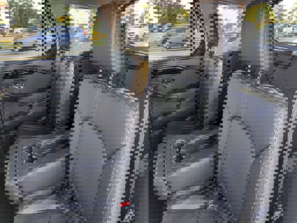 Used 2025 Honda Pilot Touring image 16