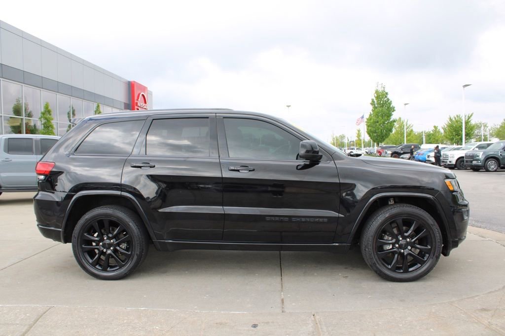 Used 2017 Jeep Grand Cherokee Altitude AWD/4WD image 6