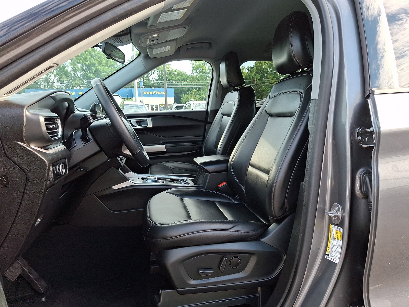 Certified 2023 Ford Explorer XLT w/ Equipment Group 202A AWD/4WD image 15