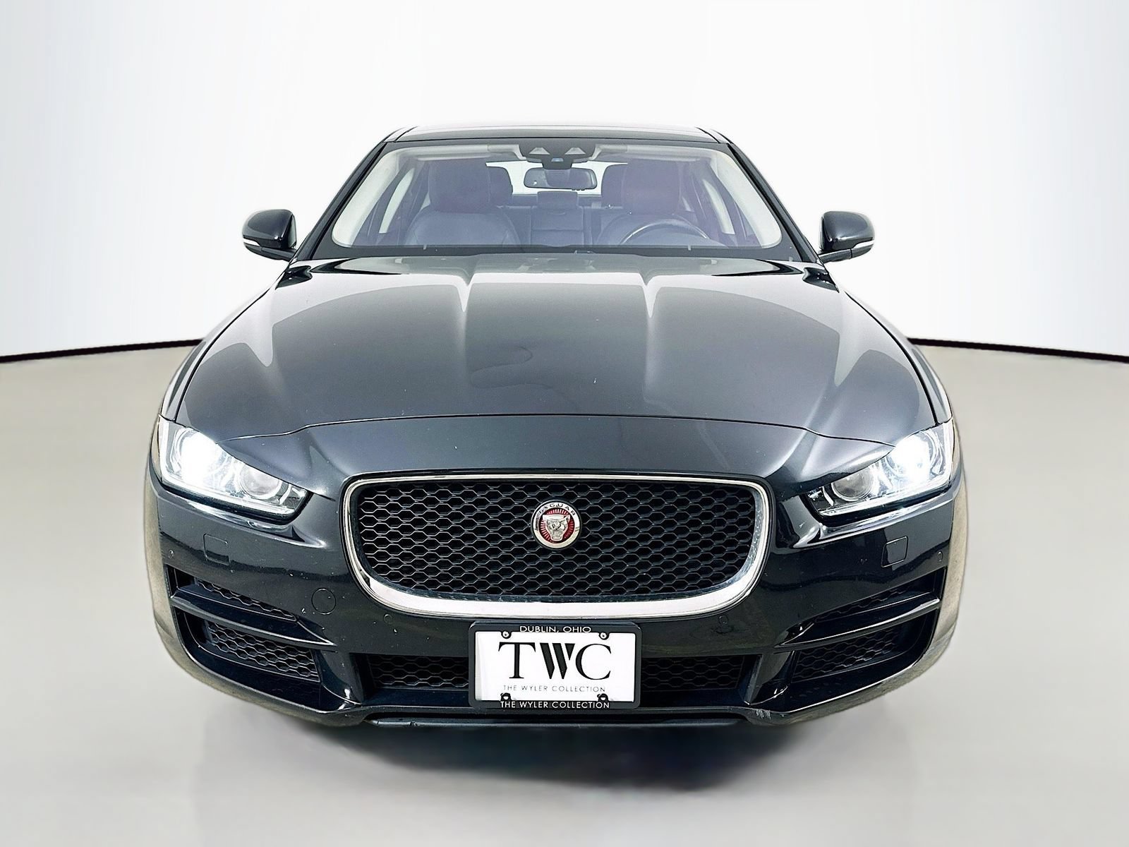 Used 2018 Jaguar XE Premium AWD/4WD image 2