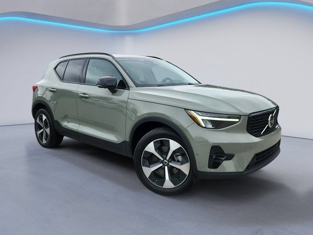 Certified 2025 Volvo XC40 B5 Plus AWD/4WD image 2