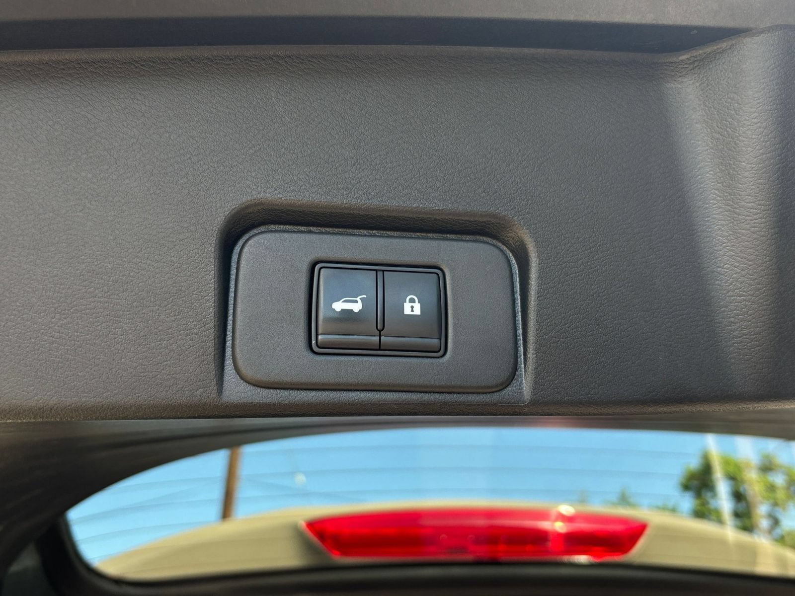 Used 2025 Nissan Rogue SV AWD/4WD image 21