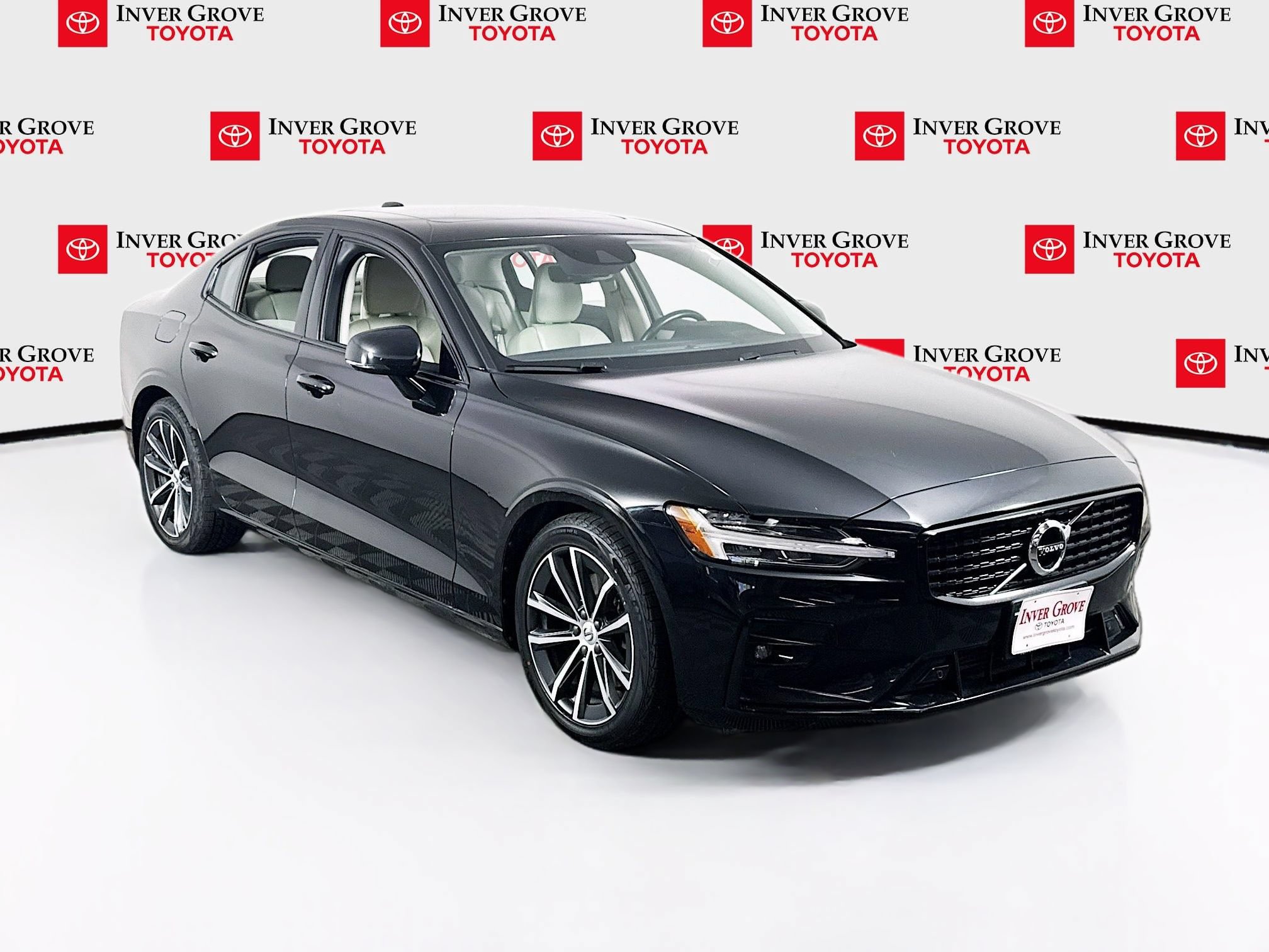Used 2021 Volvo S60 T5 Momentum AWD/4WD image 3
