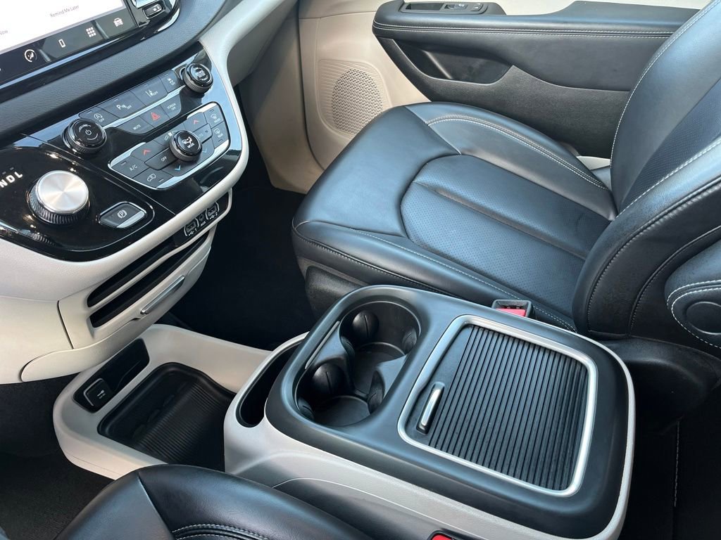 Used 2023 Chrysler Pacifica Touring-L image 25