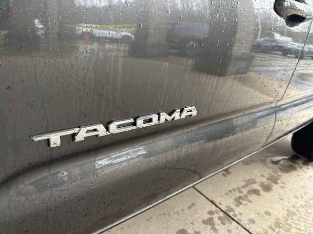 Used 2017 Toyota Tacoma TRD Sport w/ Tow Package (A/T) image 11