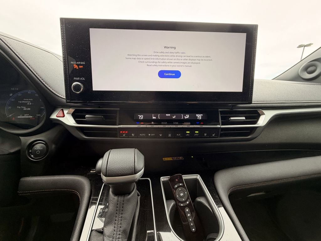 Used 2025 Toyota Sienna Platinum image 4