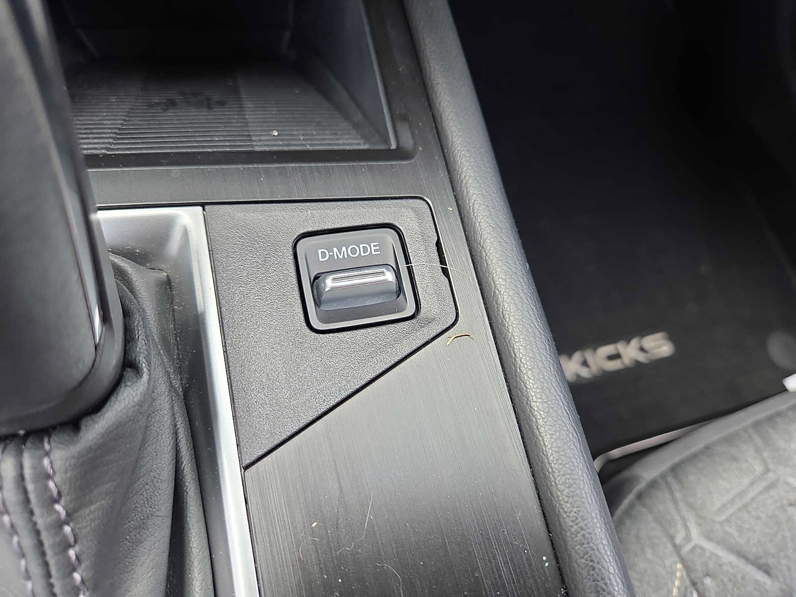 Used 2025 Nissan Kicks SV AWD/4WD image 23