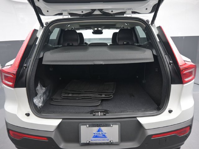 Used 2024 Volvo XC40 B5 Plus AWD/4WD image 28