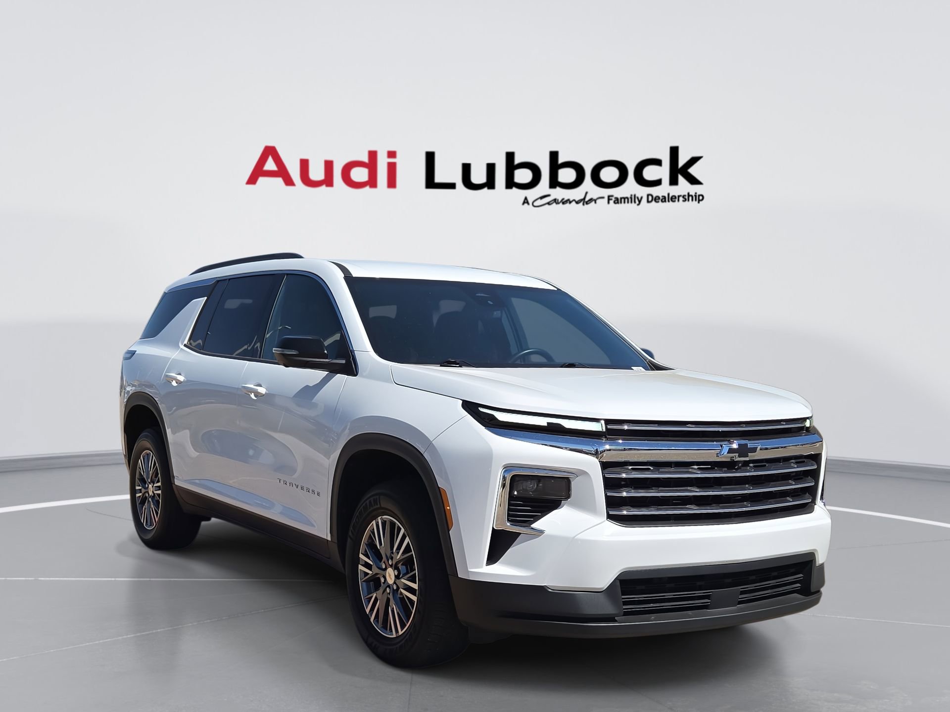 Used 2024 Chevrolet Traverse LT FWD image 1