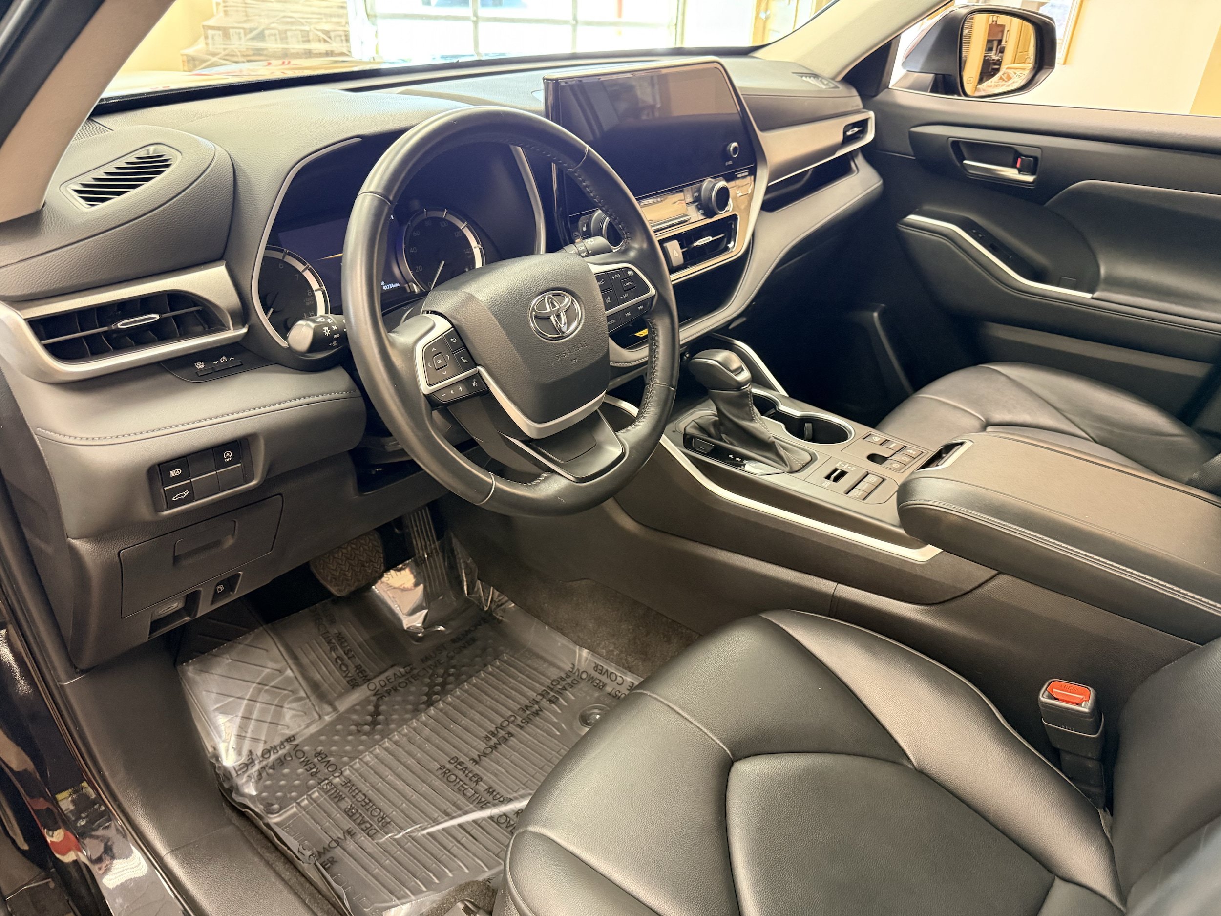 Used 2023 Toyota Highlander XLE AWD/4WD image 7