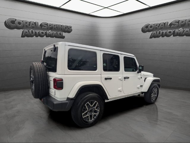 Used 2025 Jeep Wrangler Unlimited Sahara AWD/4WD image 7