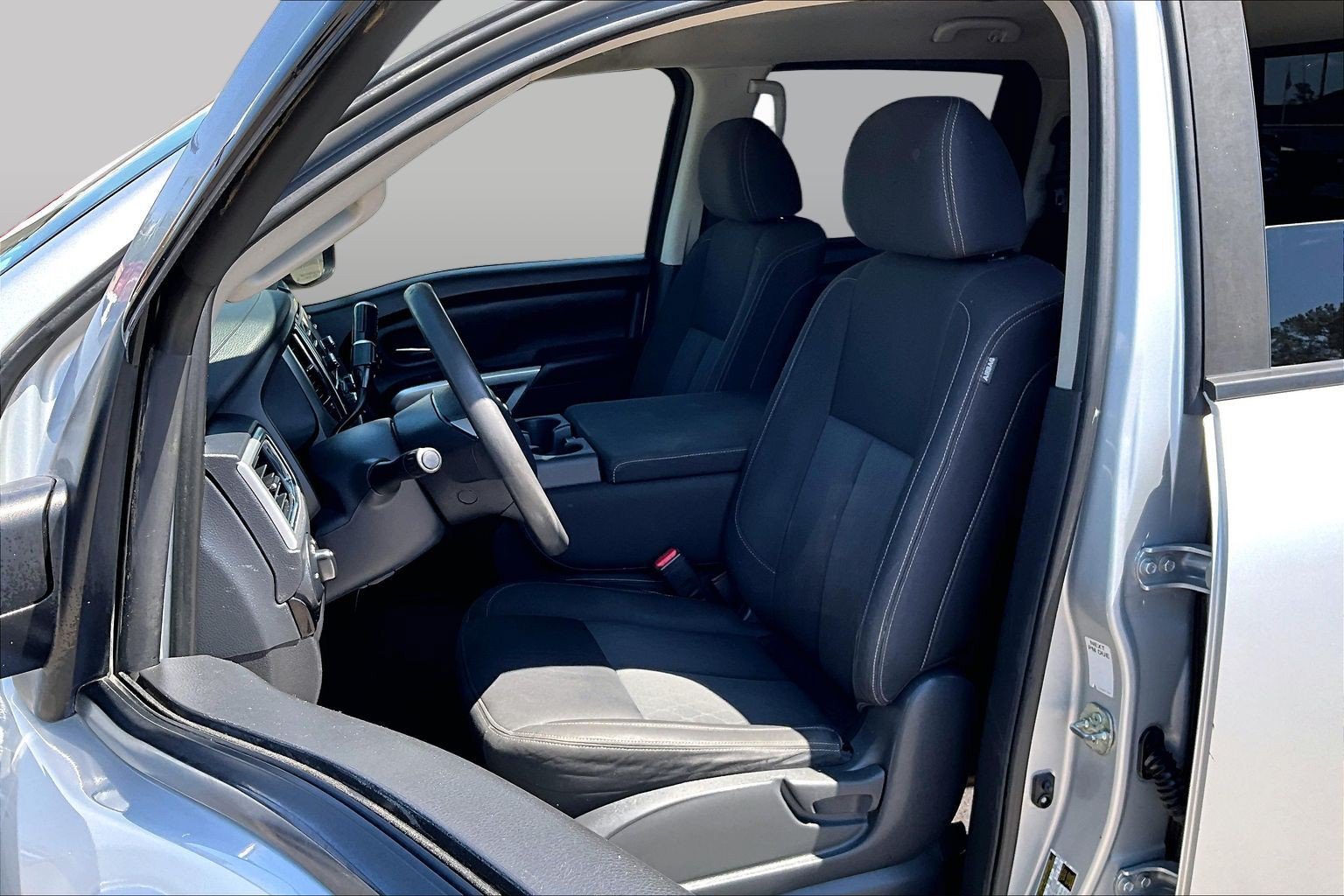 Used 2017 Nissan Titan SV AWD/4WD image 24