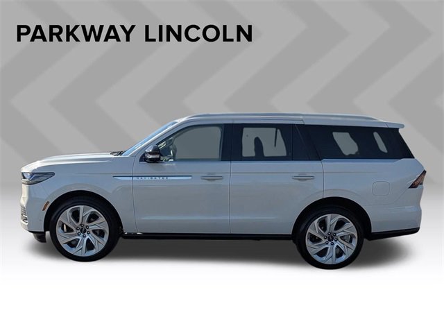 Used 2025 Lincoln Navigator Reserve image 8