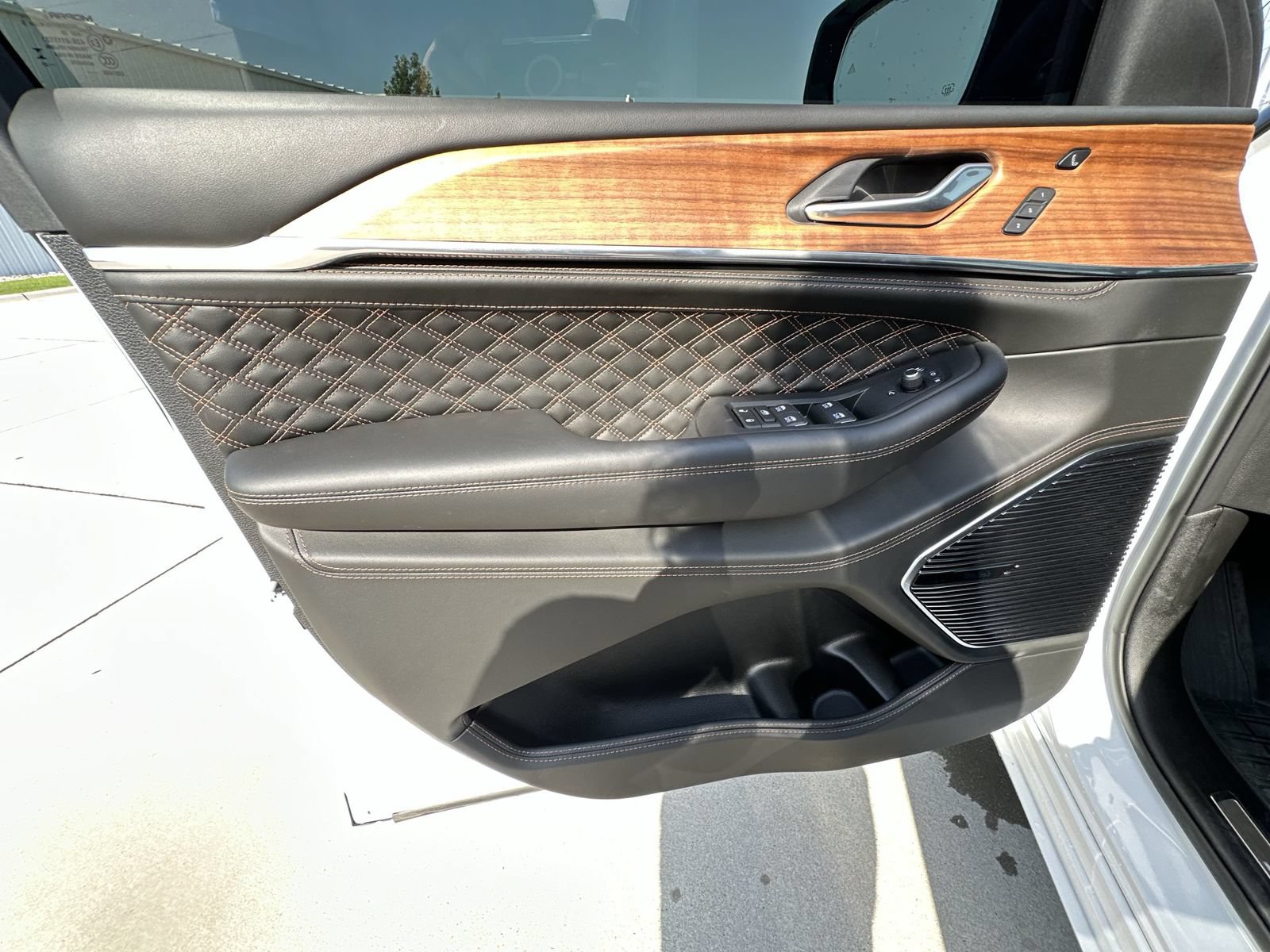 Used 2025 Jeep Grand Cherokee Summit AWD/4WD image 22