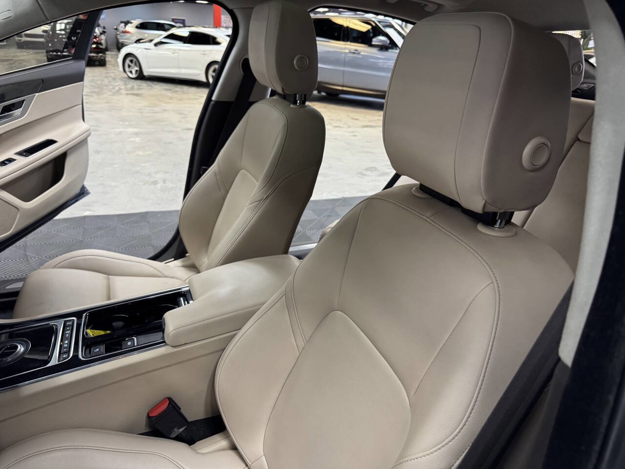 Used 2020 Jaguar XF Premium image 35