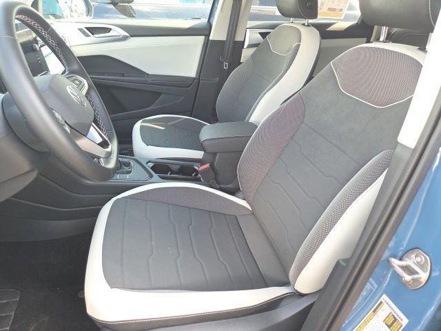 Used 2025 Volkswagen Taos SE FWD image 9