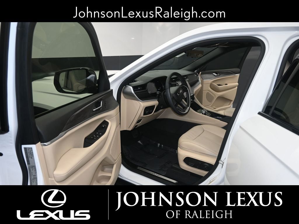 Used 2024 Jeep Grand Cherokee Limited w/ Luxury Tech Group II image 13