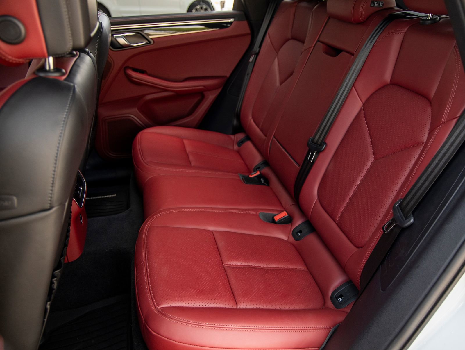 Certified 2023 Porsche Macan image 38