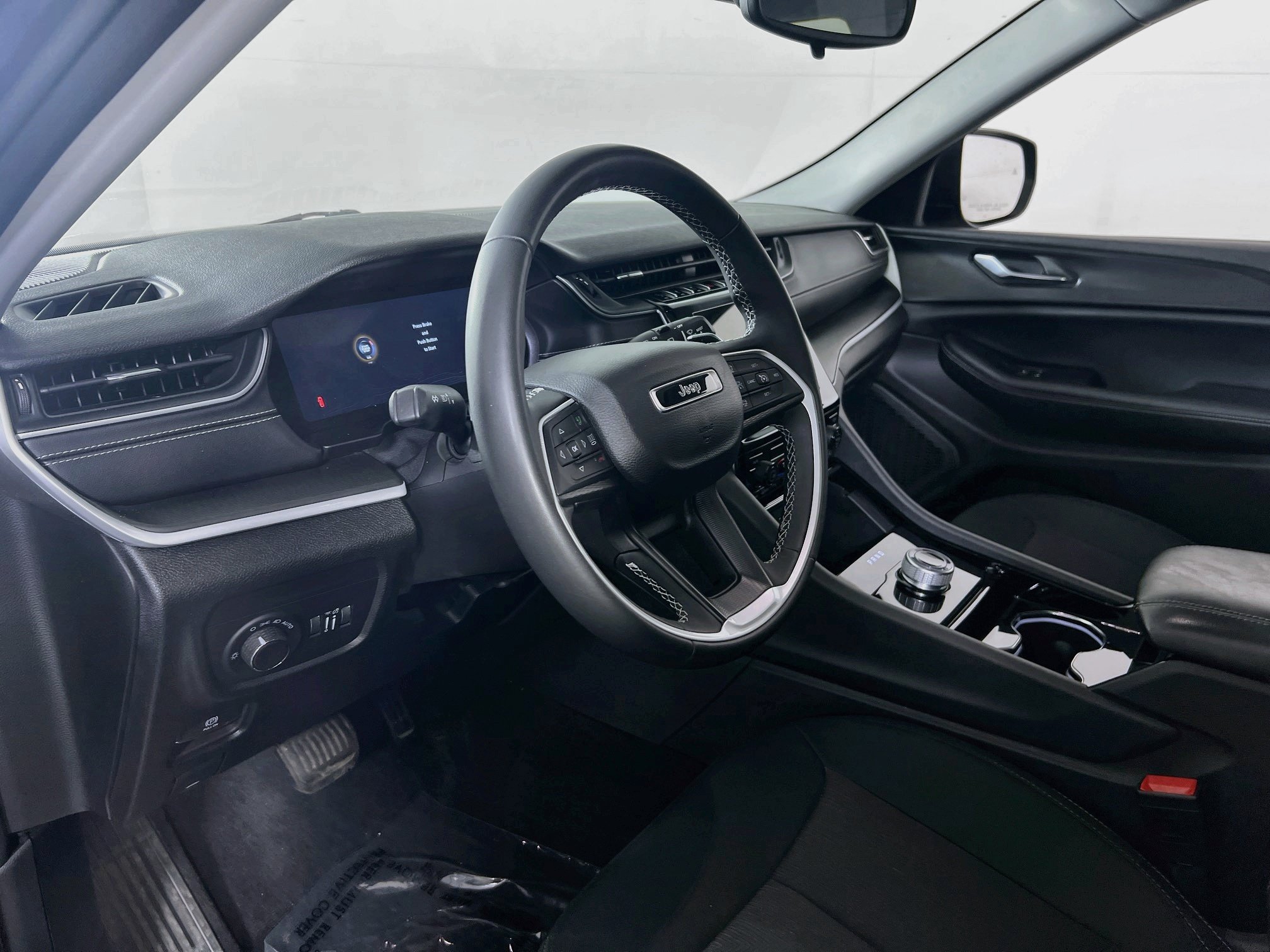 Used 2023 Jeep Grand Cherokee Laredo AWD/4WD image 9