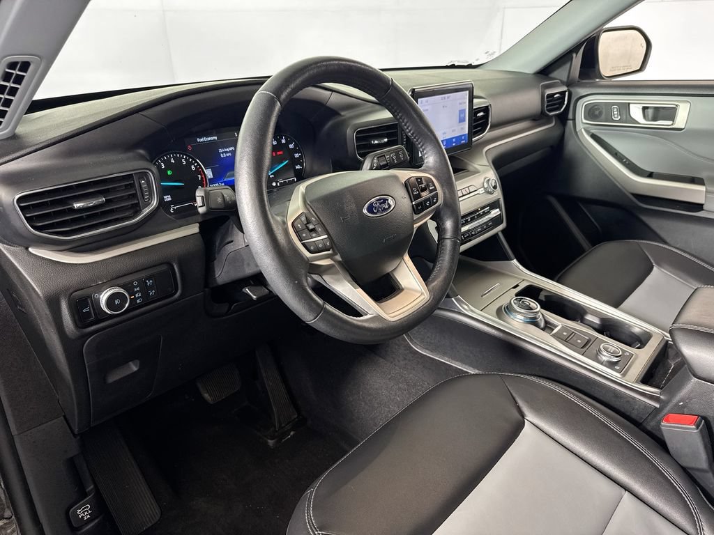 Used 2023 Ford Explorer XLT w/ Equipment Group 202A AWD/4WD image 9