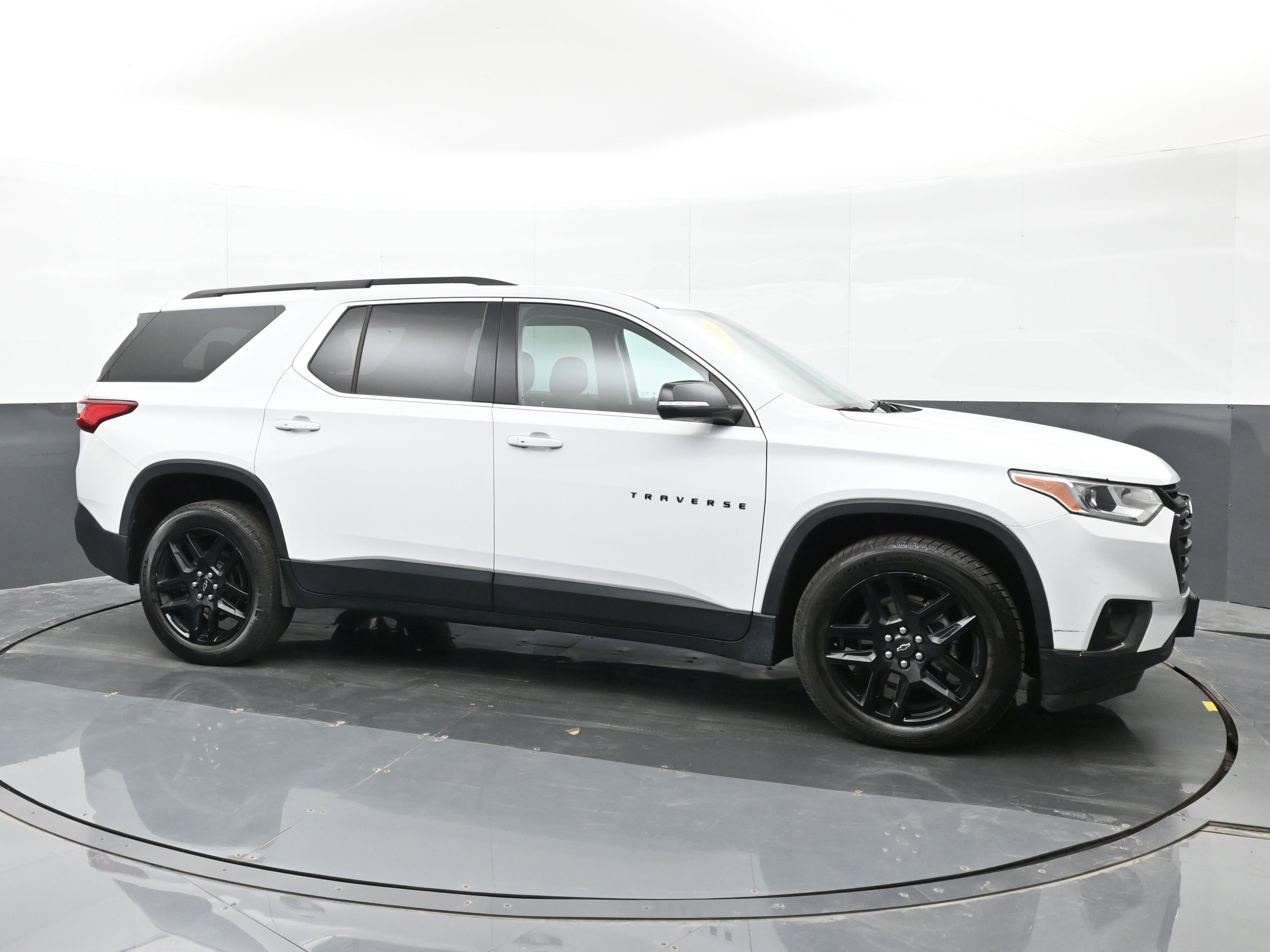 Used 2021 Chevrolet Traverse LT w/ LPO, Blackout Package image 5