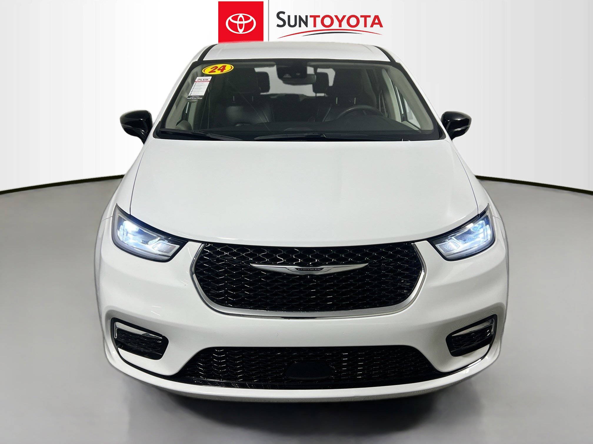 Used 2024 Chrysler Pacifica Touring-L image 10