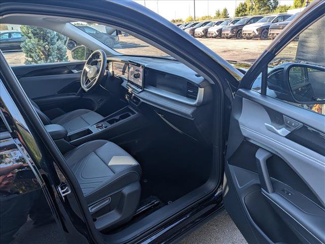 Certified 2025 Volkswagen Tiguan SE AWD/4WD image 11